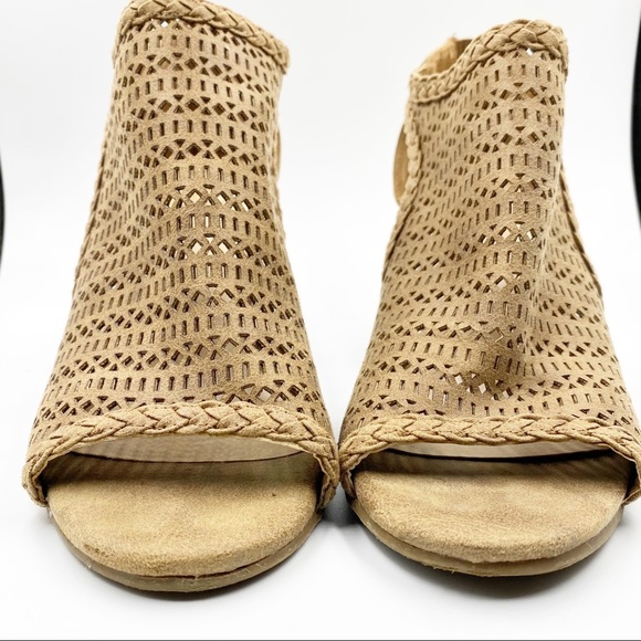 Fergie Sand Parker Open Toe 3 inch Heel Sandal Sz9 - Picture 4 of 9